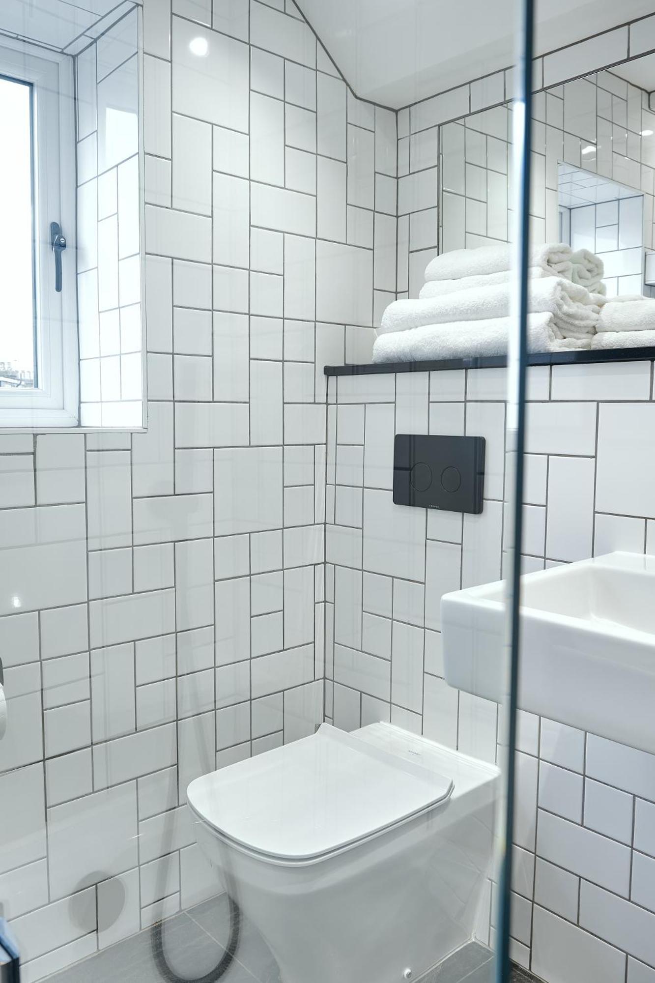 The Brownswood Hotel London Room photo